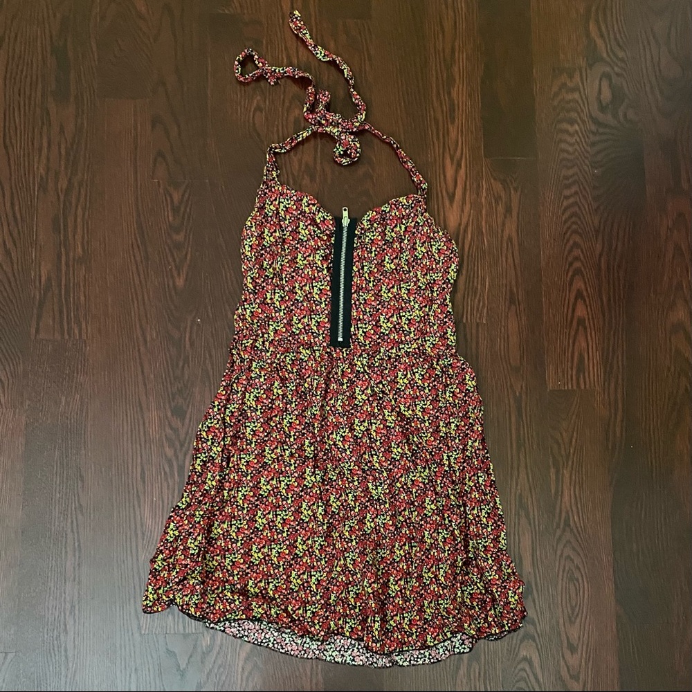 Floral zip up detail dress!
